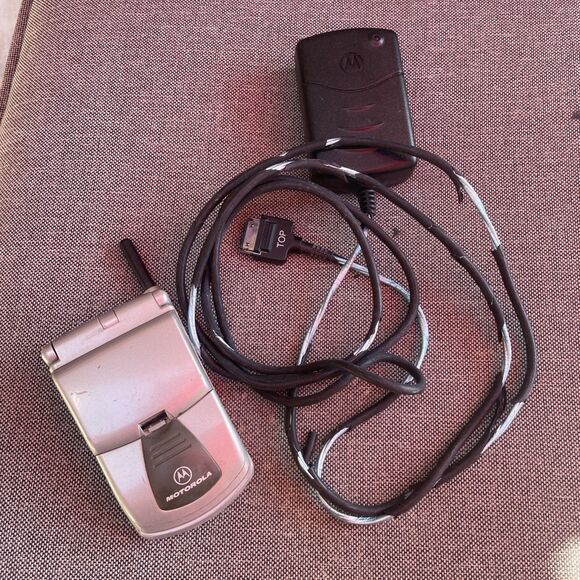 Motorola Other - Vintage Motorola Silver TIMEPORT P8767 Flip Cell Phone - Y2K